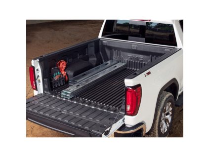 GMC Sierra 1500 5.gen Podložka do postele s integrovanými úložnými kapsami s logem GMC (pro modely s krátkými postelemi)