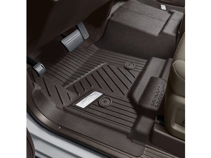 Chevrolet Suburban 11.gen Interlocking Premium All-Weather Floor Liner pre prvý rad v kakaovej farbe s chrómovaným logom Bowtie (pre modely bez stredovej konzoly)