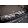 Chevrolet Benzi de prag iluminate într-o atmosferă întunecată cu inscripția Chevrolet
