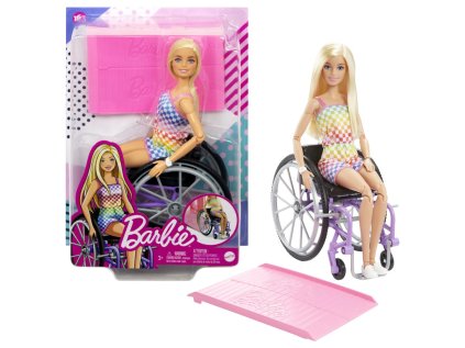 BRB MODELKA NA INVALIDNÍM VOZÍKU V KOSTKOVANÉM OVERALU