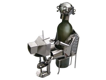 Kovový stojan na víno, motiv penzista u TV