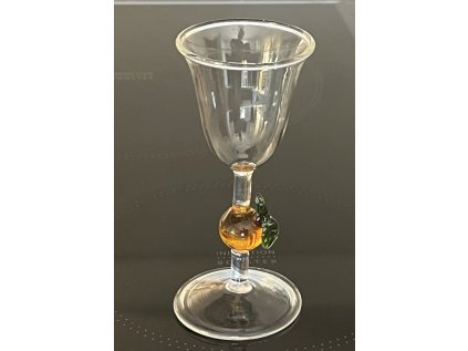 Sklenička s meruňkou v nožce