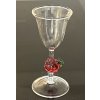 Sklenička s malinou v nožce