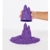 KINETIC SAND KRABICE TEKUTÉHO PÍSKU S PODLOŽKOU FIALOVÁ