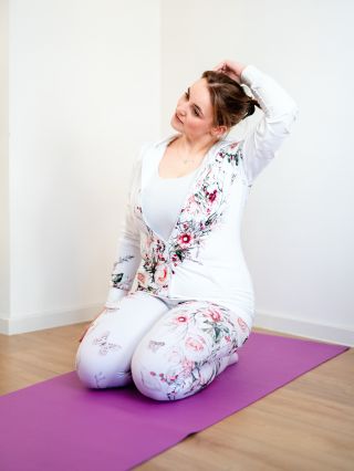 Ukaž svojí eleganci skrze sportovní set mikiny na zip a legín Pure Beauty 🤍🌸