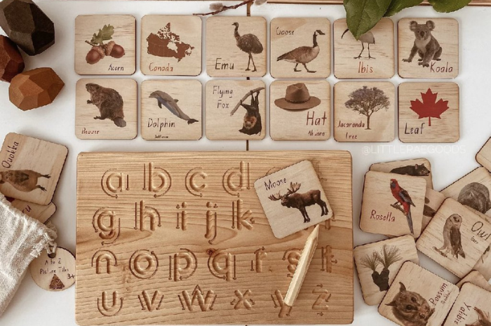 Učení abecedy skrze hru: S těmito dřevěnými pomůckami se ji děti naučí snadno. A rády.
