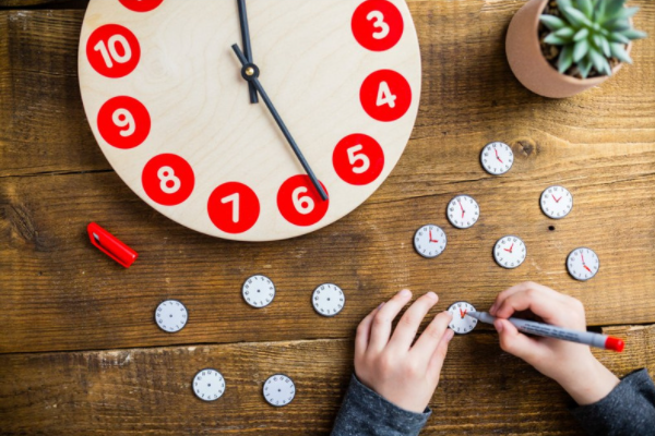 Jak na učení hodin? Jak jinak než hravě.