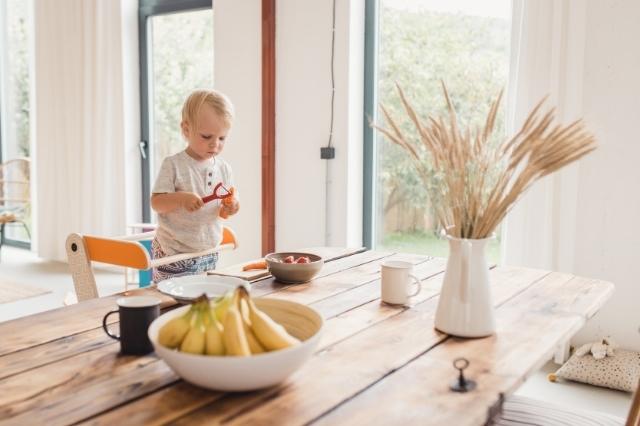 Montessori učící věž vs. židle