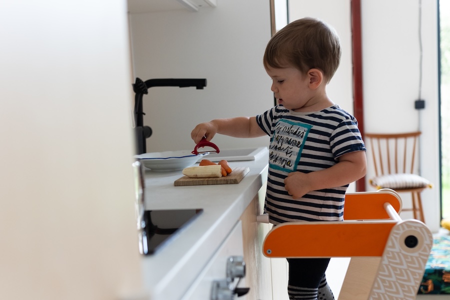 Proč se nebát batolete v kuchyni a k čemu ho s klidným srdcem pustit