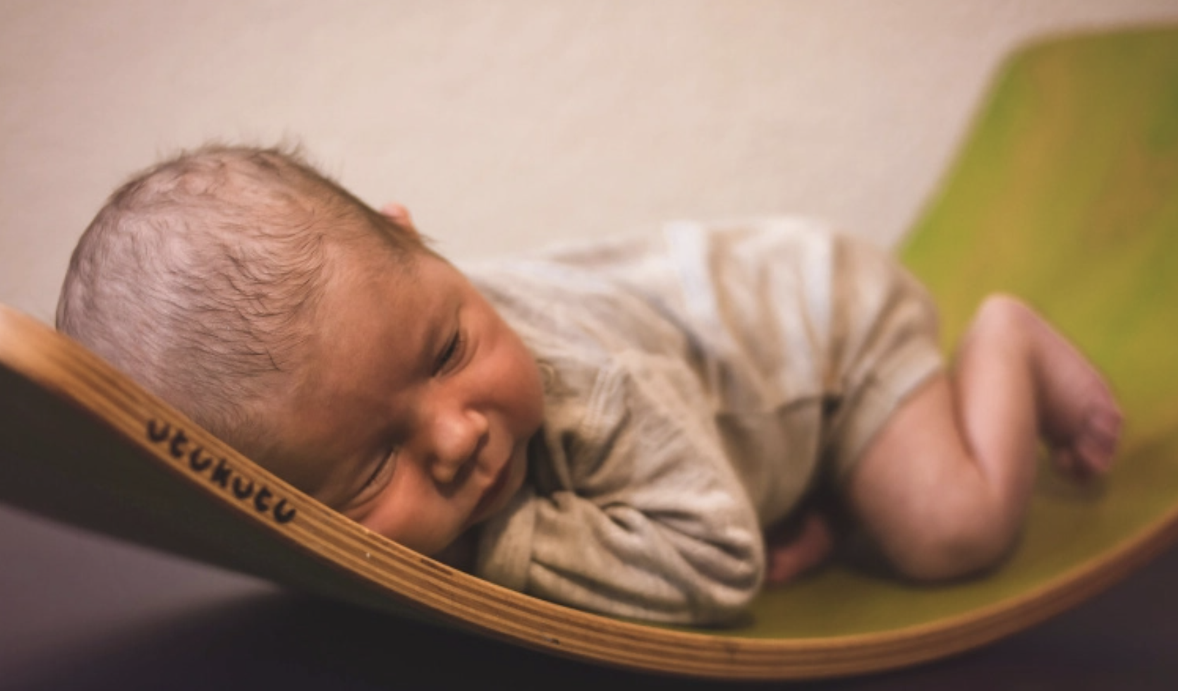 Hrubá motorika od narození: Proč je lezení důležitější než první kroky?