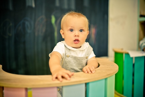 Víme, proč mohou první slova trvat