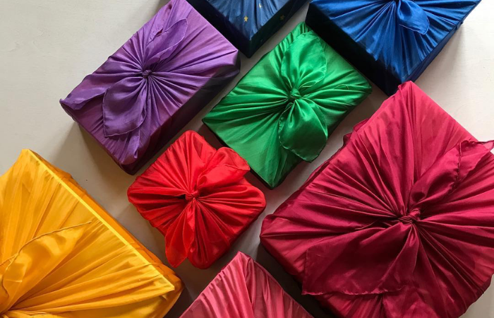 Sarah`s Silks hodvábna šatka použitá ako obal na darčeky