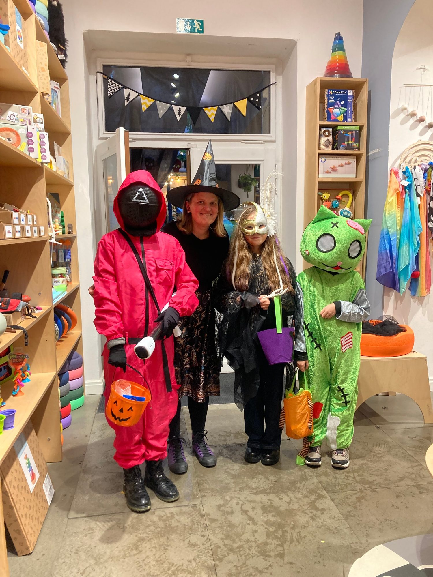 Děti v halloweenských kostýmech s čarodějnicí v obchodě s hračkami Utukutu na Vinohradech