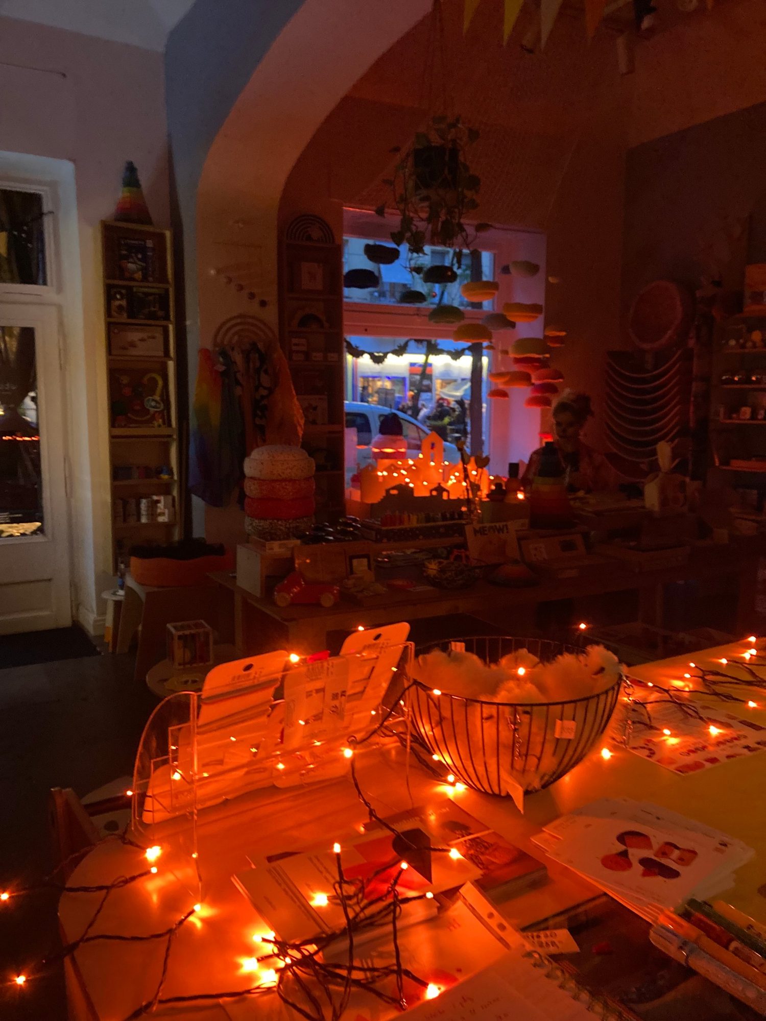 Halloweenská výzdoba se světýlky v obchodě s hračkami Utukutu