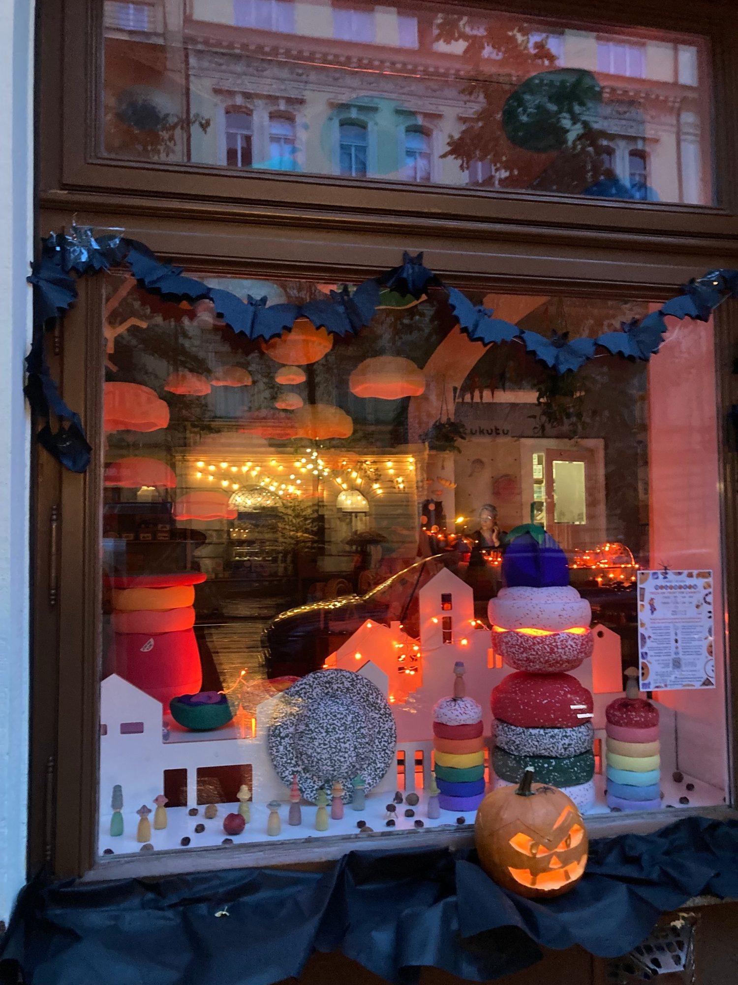 Halloweenská výloha obchodu Utukutu s netopýry, dýní a světýlky