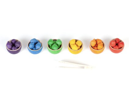 Montessori dřevěné barevné misky a malé žaludy