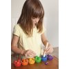 Montessori dřevěné barevné misky a malé žaludy