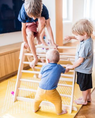 Takový ten nenápadný kousek, který nejdřív slouží jako „něco, o co se dá opřít“, pak jako „něco, na co se dá vylézt“ a...