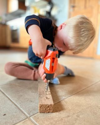 Agent s povolením šroubovat alias utukutil. 🧰 Bude trochu fušovat do řemesla hodinovým manželům a dotáhne všechny povolené...