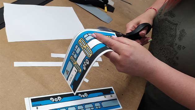 PODÍVEJTE SE S NÁMI DO HANÁCKÉ DÍLNY, KDE VYRÁBĚJÍ NAŠE TRAMVAJOVÉ PENÁLY!