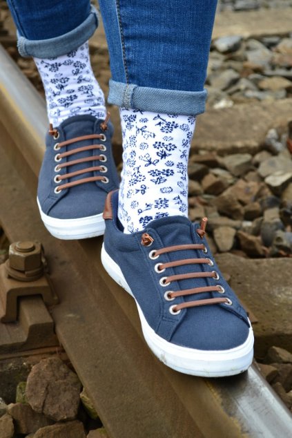 Modré ponožky s folklorním vzorem