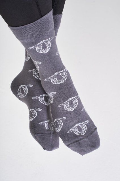 šedé ponožky s ovcemi