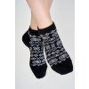 černé kotníkové ponožky čičmany