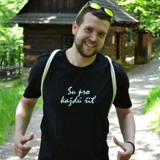 Normální lidi plánujou. Ty jedeš. 🚗⛰️🌲 Proč? 😅 Protože čím větší blbost, tím lepší historka. A jak na to? 🍻 začít nevinně...