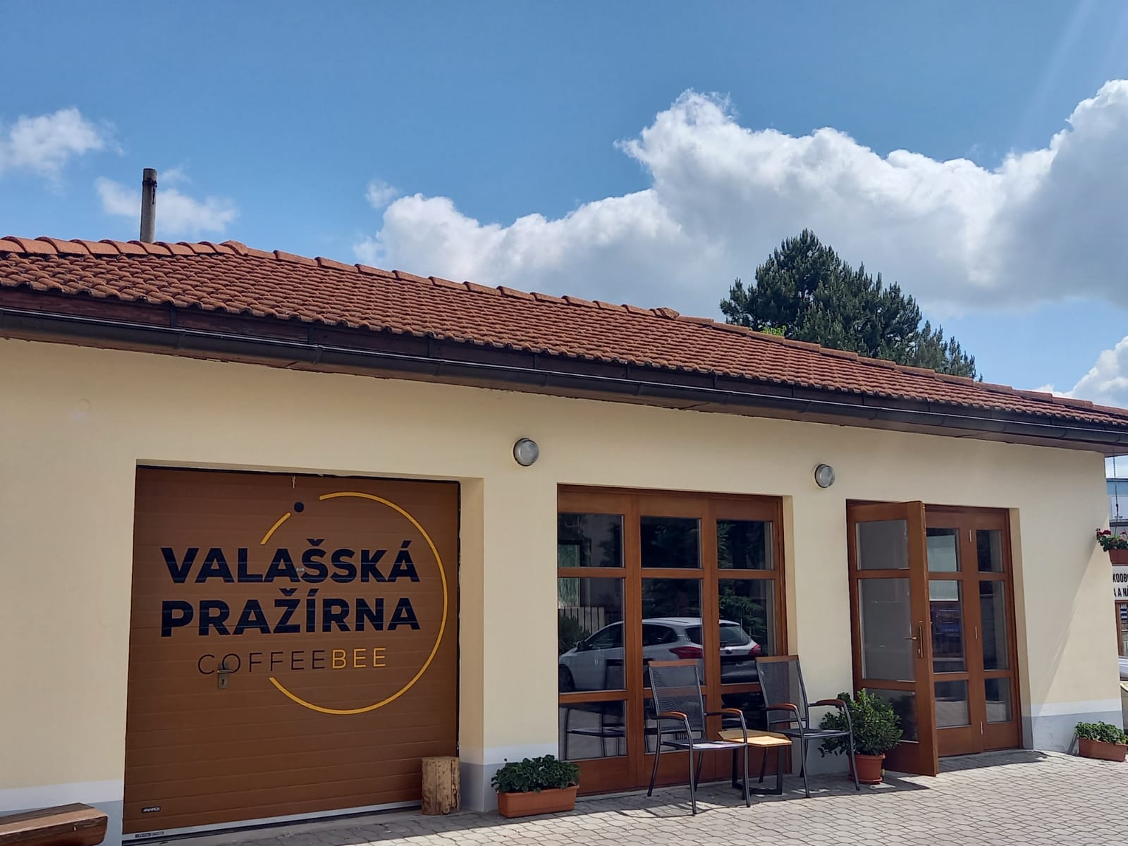 Otevřeno. Zastavte se na kávu.