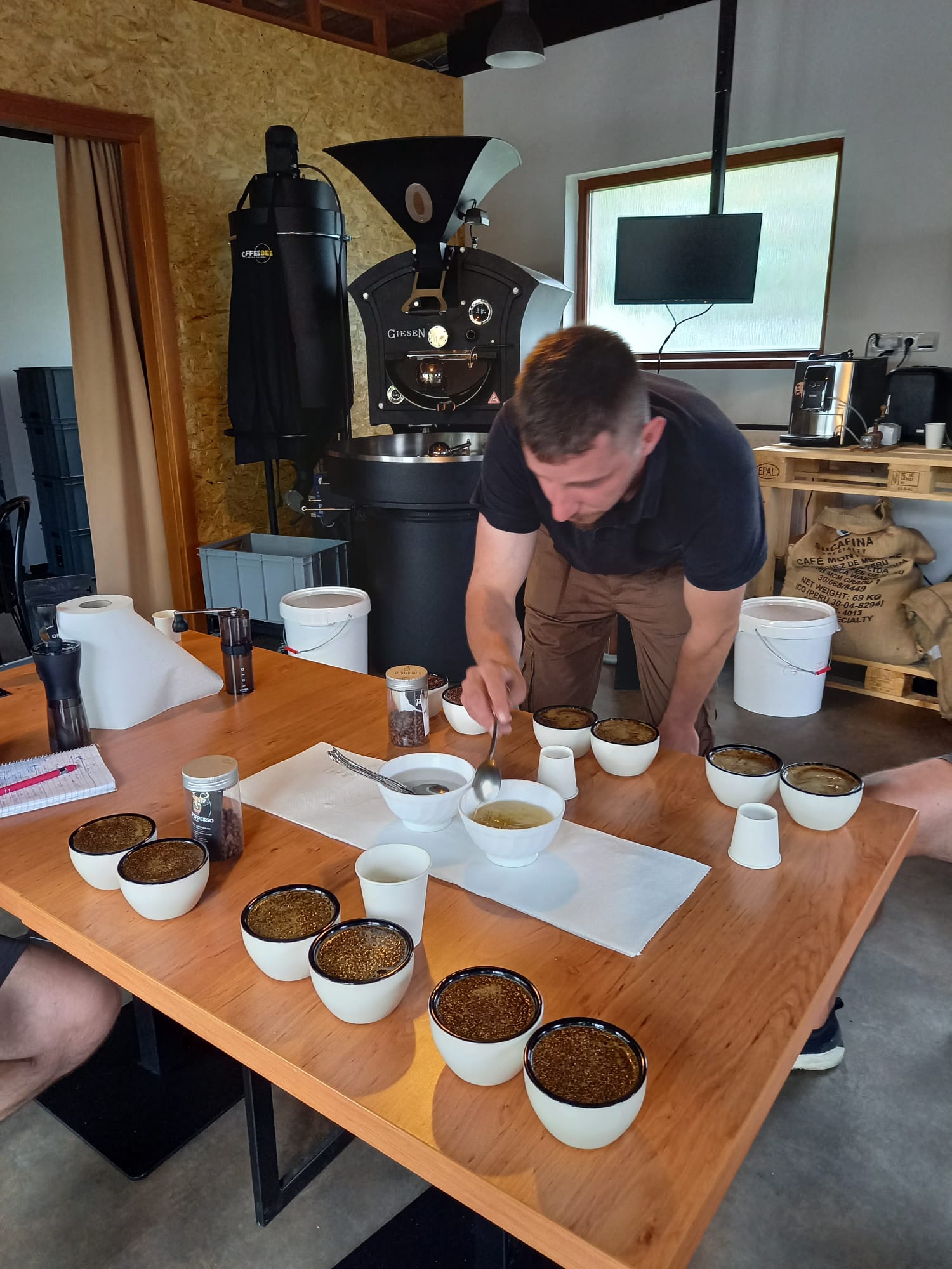 Cupping provoněl celou pražírnu