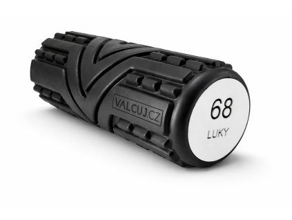 Černý pěnový válec na bílém pozadí