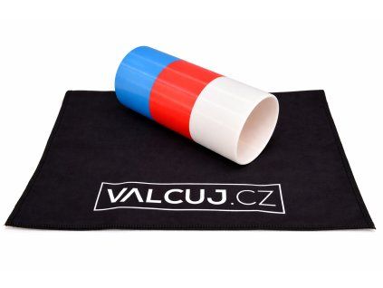 Foam roller na černém ručníku