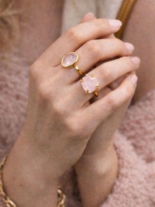 Růženín. Láska, kterou nosíš každý den. Protože ta nejdůležitější začíná u tebe 🤍 www.valemi.cz #ruzenin #rosequartz #love...