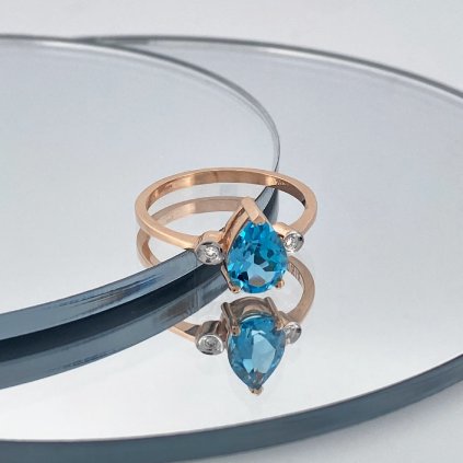 Prsten s diamanty a modrým topazem
