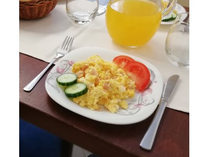 Míchaná vajíčka + pečivo