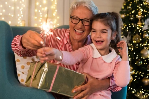 Čo kúpiť babičke na Vianoce? Darčeky, ktoré potešia a pomôžu
