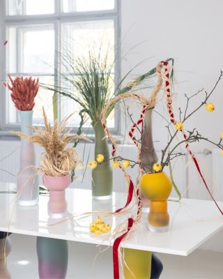 Sculptural floristry by @2_divy A table installation that stayed with us a little longer than planned. 🌾 #ValnerStudio...