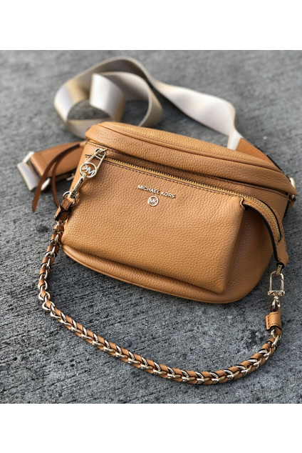 30T0G04M6L Cider Dámská ledvinka Michael Kors Slater Medium Pebbled Leather Sling Pack písková
