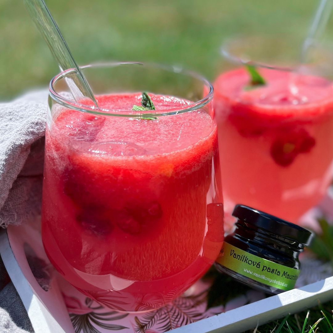 Melounová limonáda s malinami a vanilkou