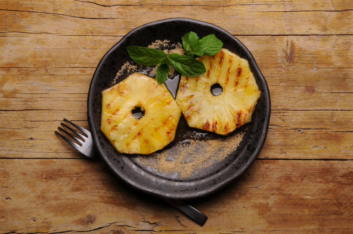 Karamelizovaný ananas s růžovým pepřem a vanilkou