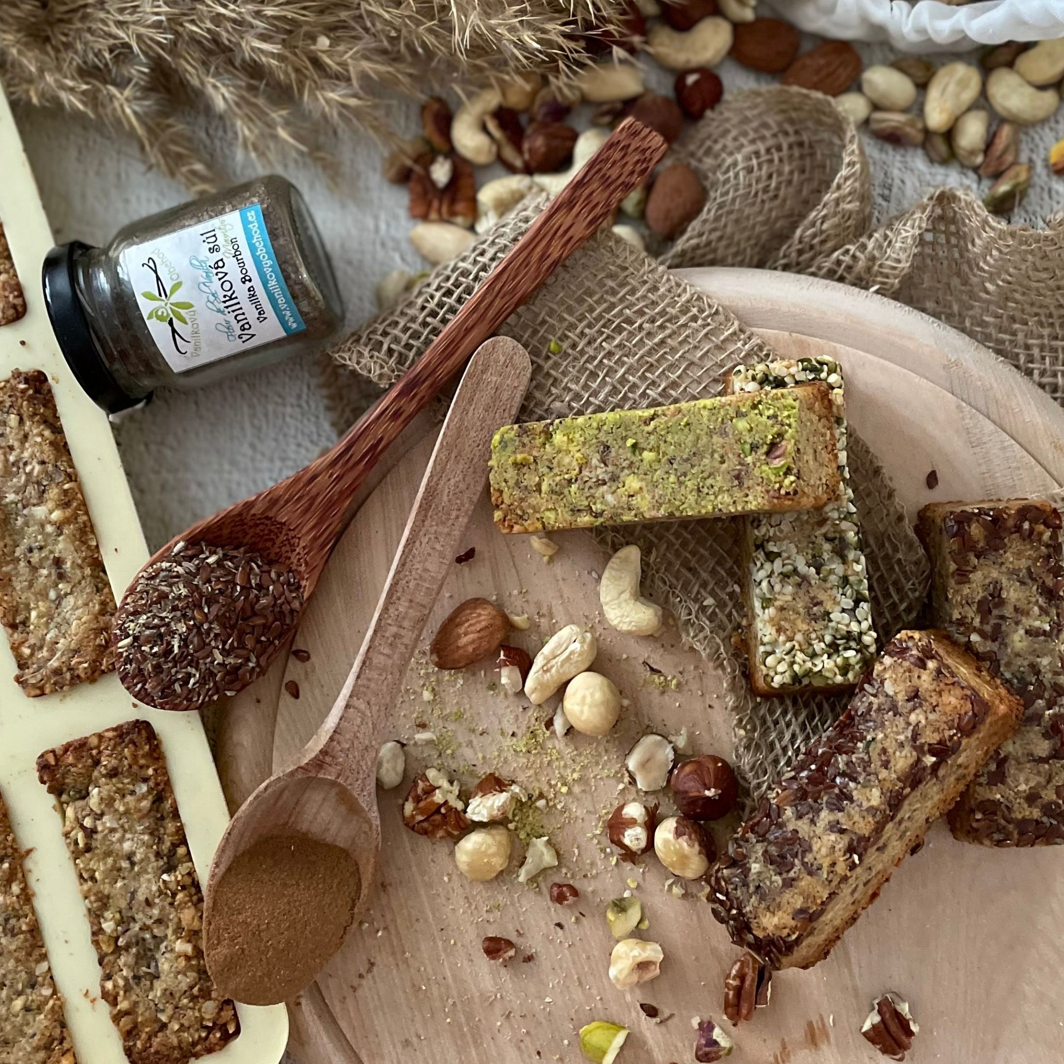 Domácí musli tyčinky s vanilkou a cejlonskou skořicí