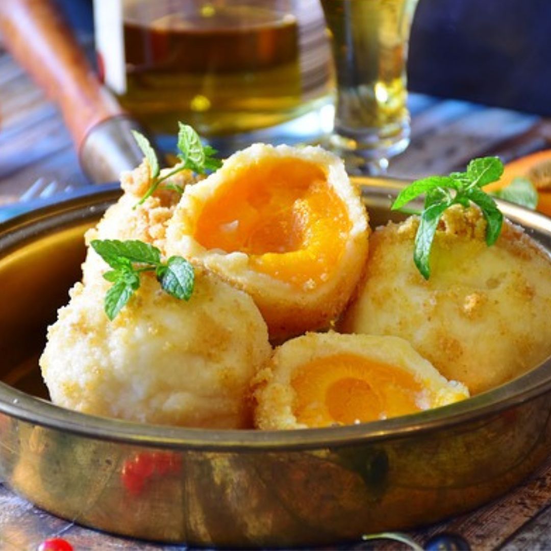 Meruňkové knedlíky s vanilkovým máslem a skořicovým perníkem