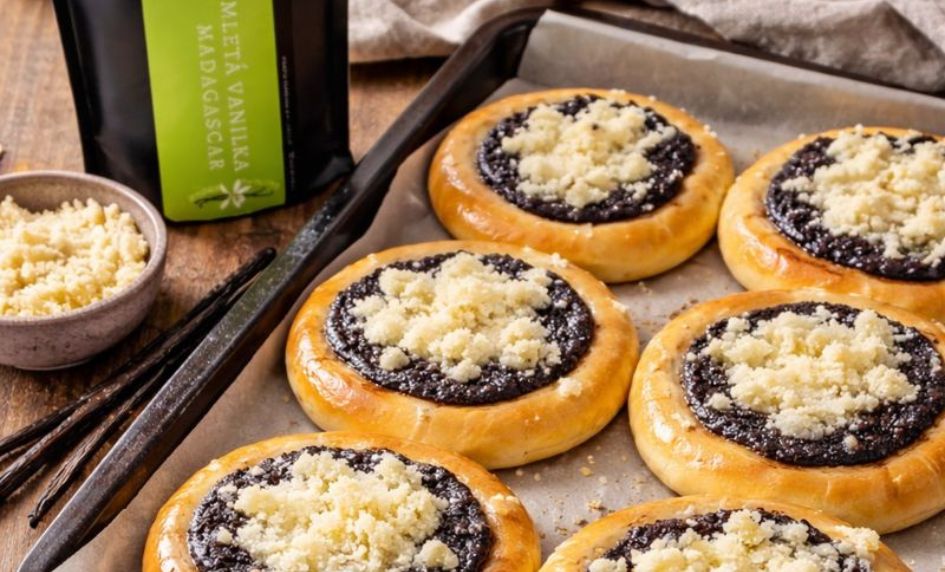 Koláče se skořicovou drobenkou a vanilkou uvnitř