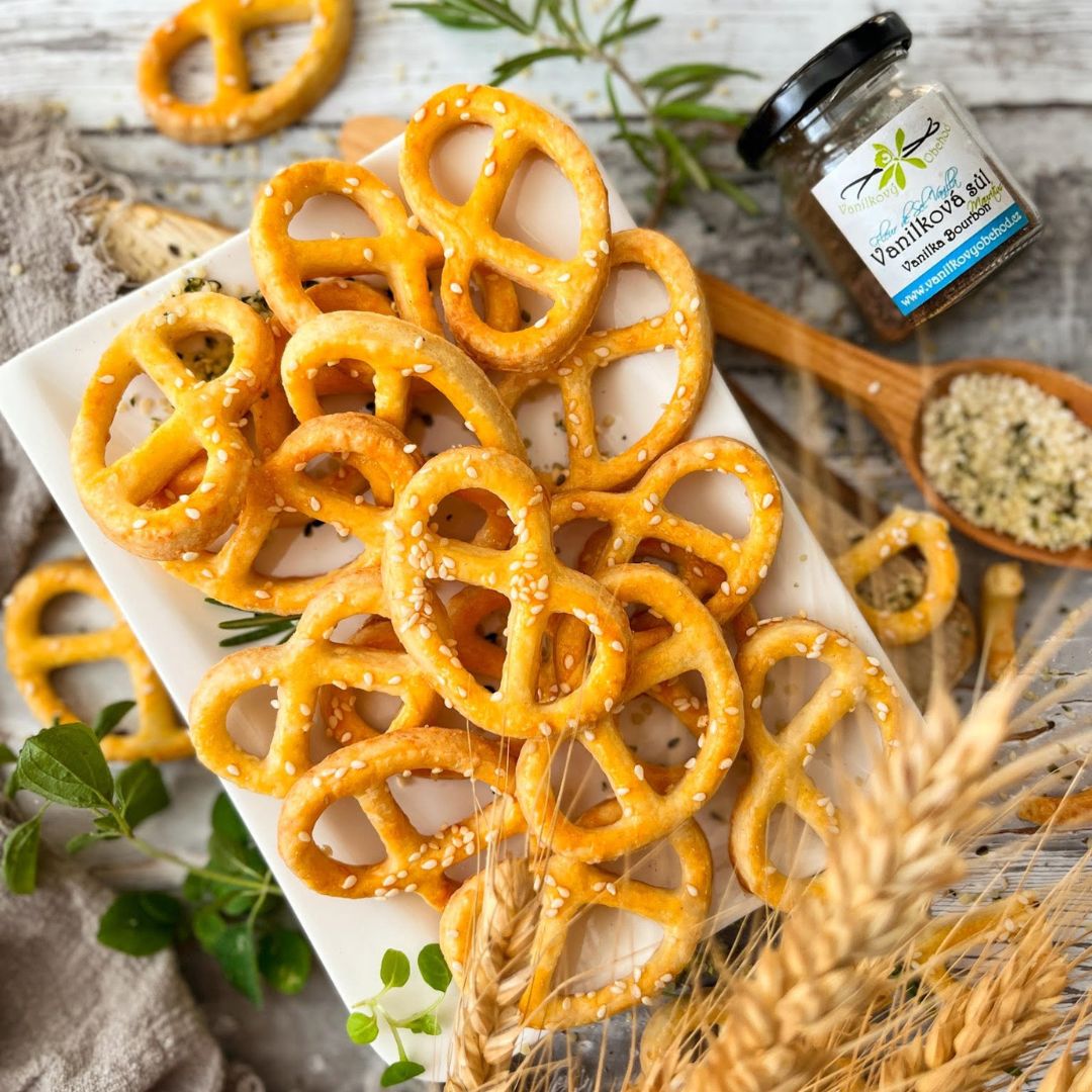 Sýrové preclíky s vanilkovou solí a sezamem