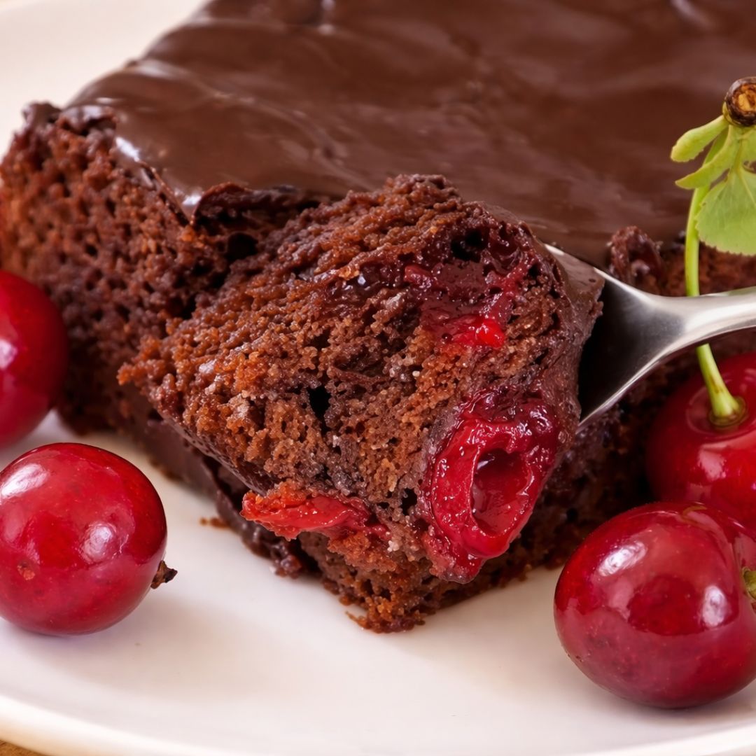 Višňový koláč s čokoládovou polevou