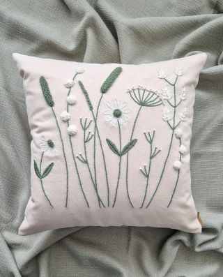 Když jsem navrhla motiv na tento polštářek, vytvořila jsem ho nejdřív v oblíbené kombinaci s béžovou. Varianta v zelených...