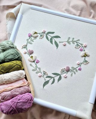 Zdravím vás 🤍 nějak teď nestíhám skoro nic sdílet… Právě vzniká květinkové srdíčko, které se možná někomu z vás bude hodit...