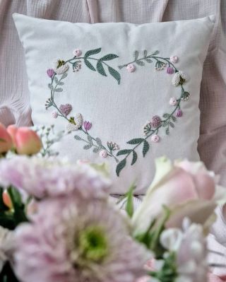 💗Povlak na polštářek KVĚTINKOVÉ SRDCE🌱🌸 Hotovo! Právě jsem ho přidala na eshop. Jenom připomínám, že do Valentýna mám už...