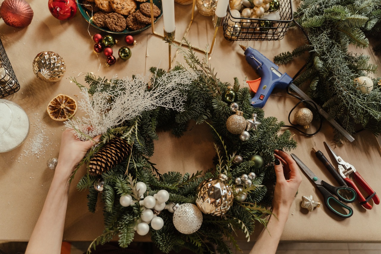 Výroba vánočního věnce, zdroj: https://www.pexels.com/photo/a-hand-holding-a-hanging-christmas-wreath-6063155/