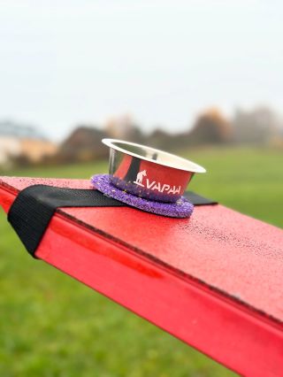 AgiBowl✨ miska s tartanovým targetem, ideální pro nácvik zón na houpačce. Díky pevné gumě drží na místě a pomáhá psovi...